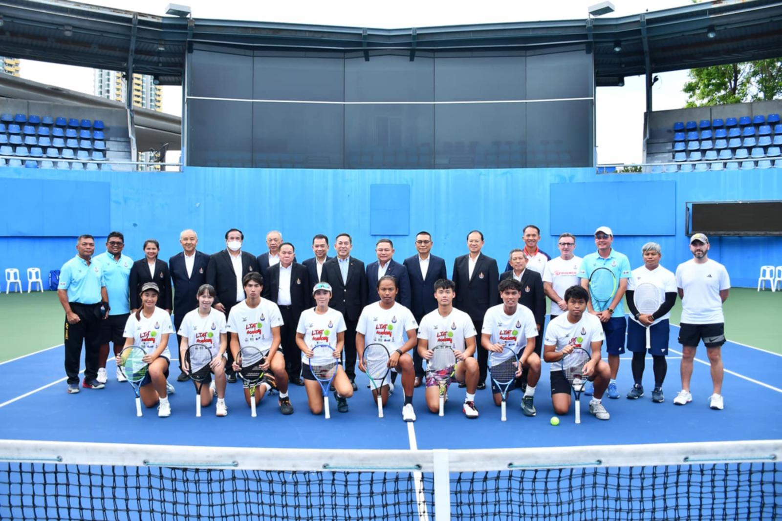 พลเอก ดร.สุภมนัส ภารพบ ประธานอนุกรรมการติดตามผลการดำเนินโครงการของกองทุนพัฒนาการกีฬาแห่งชาติ ให้กำลังใจนักเทนนิสไทย ขณะที่ ลอนเทนนิสฯ ประกาศคว้าเหรียญทองซีเกมส์