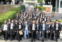 พรรคประชาชนยกทีม 119 สส. รายงานตัวสภา วันแรก มวลชนแห่ต้อนรับแน่น